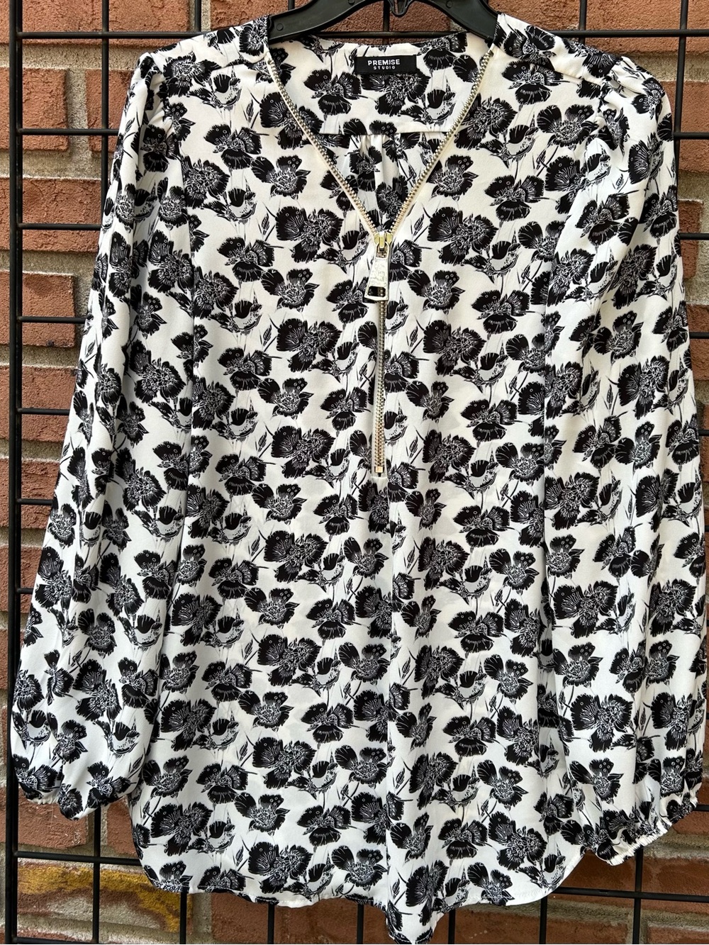 Premise Studio Black & White Floral Zip-Front Women's Top